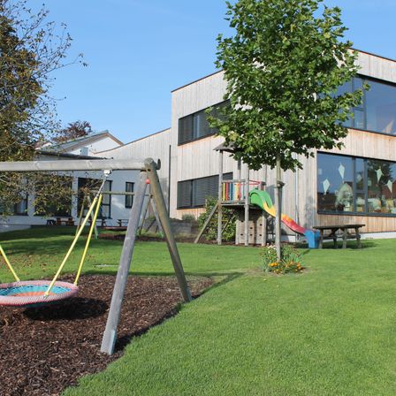 Bild enthält, Grass, Plant, Play Area, Outdoor Play Area, Outdoors, Lawn, Architecture, Building, Toy