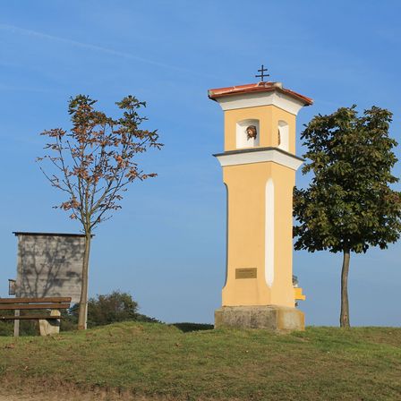 Bild enthält, Field, Grassland, Nature, Outdoors, Bench, Tree, Shelter, Monastery, Grass, Tree Trunk