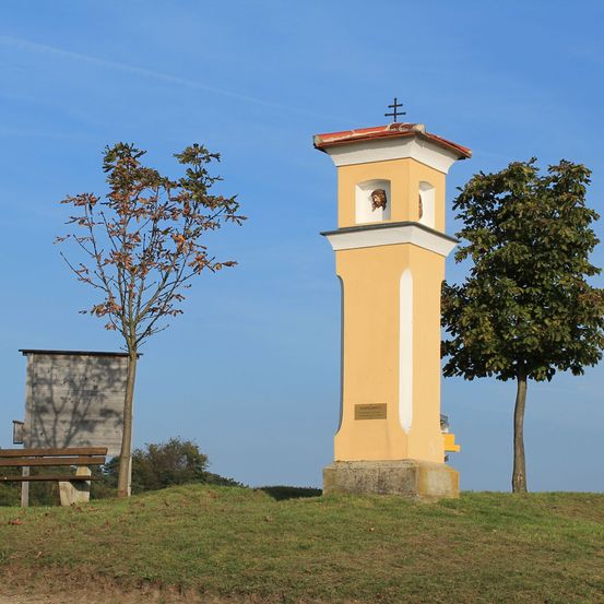 Bild enthält, Field, Grassland, Nature, Outdoors, Bench, Tree, Shelter, Monastery, Grass, Tree Trunk