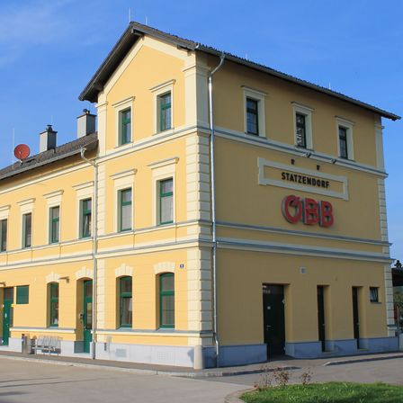 Bild enthält, Corner, Building, Hotel, City, Intersection, Road, Office Building, Inn, Street, Urban