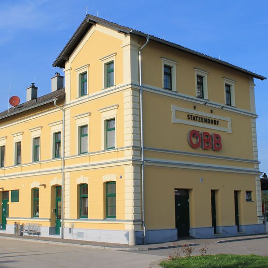 Bild enthält, Corner, Building, Hotel, City, Intersection, Road, Office Building, Inn, Street, Urban