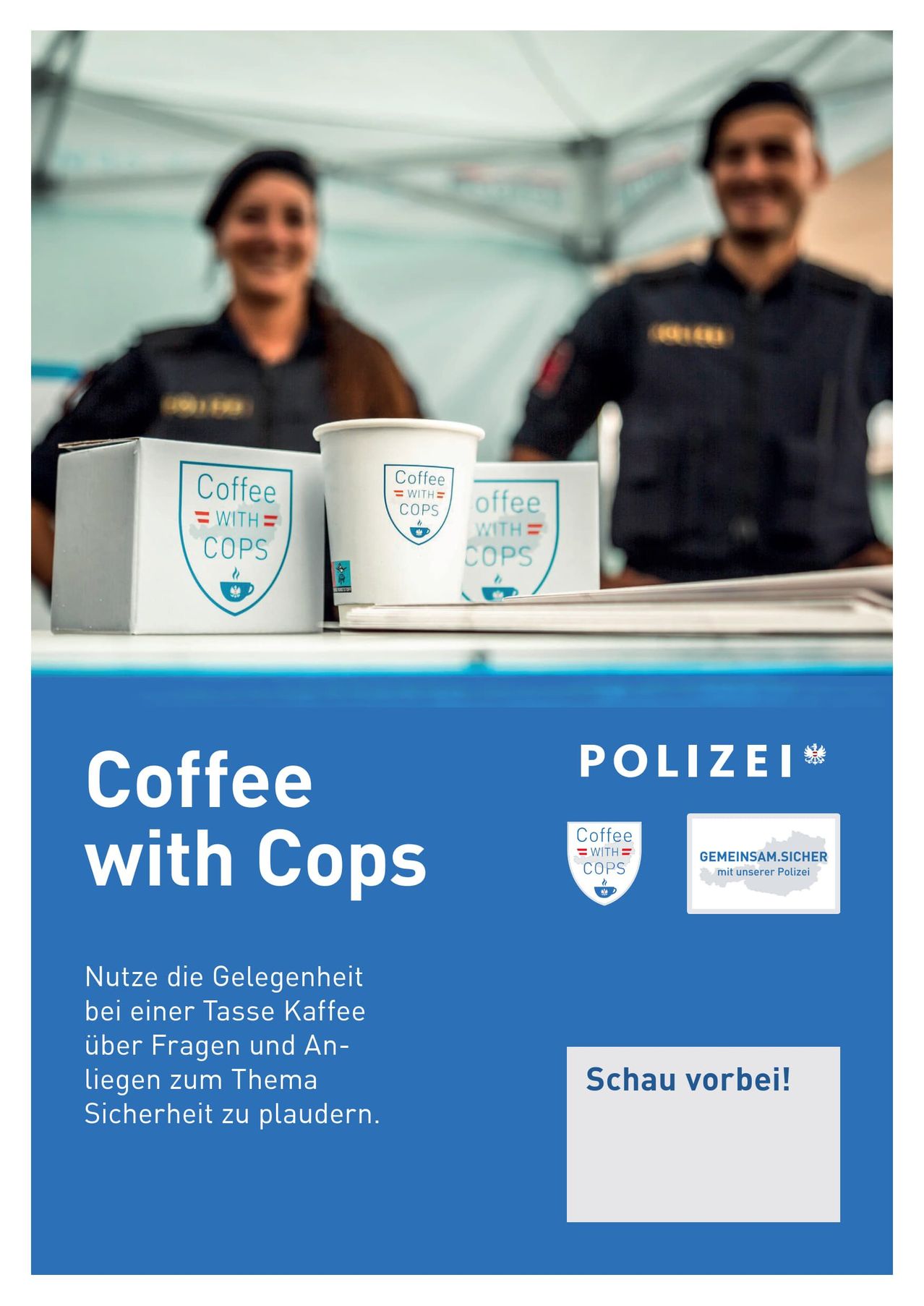 Zwei Polizeibeamte stehen hinter einem Tisch mit Kaffeeboxen und -bechern. Der Text lautet 'Coffee with Cops'. Es gibt ein Logo und ein Polizeilogo auf dem Tisch. Der Plakattext lautet 'Coffee with Cops' und 'Polizei'. Das Poster ermutigt die Menschen, über Sicherheit mit der Polizei zu sprechen.