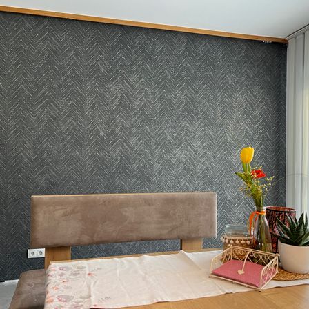 Bild enthält, Indoors, Interior Design, Wood Panels, Plant, Flower, Home Decor, Blackboard