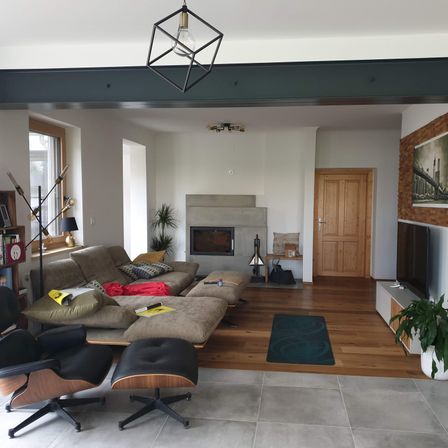 Bild enthält, Home Decor, Furniture, Indoors, Living Room, Interior Design, Table, Floor, Couch, Plant, Chair