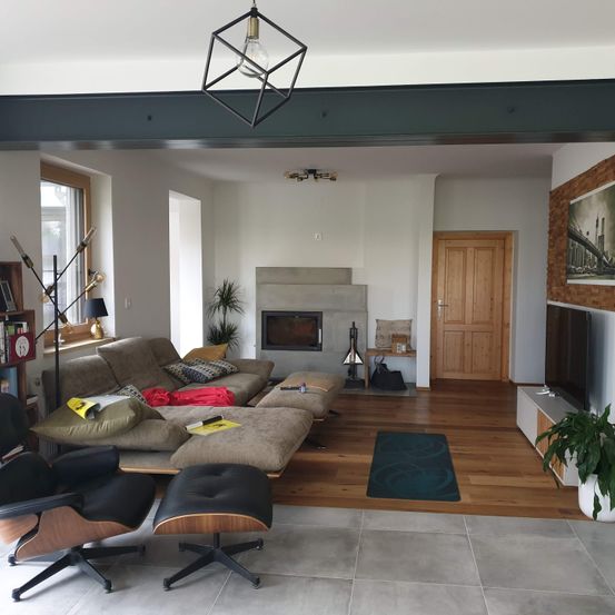 Bild enthält, Home Decor, Furniture, Indoors, Living Room, Interior Design, Table, Floor, Couch, Plant, Chair