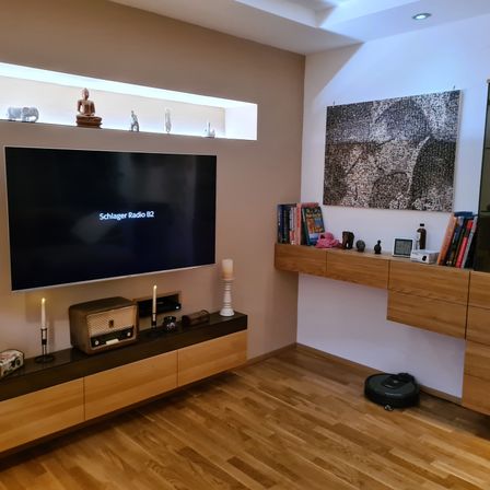 Bild enthält, Interior Design, Computer Hardware, Monitor, Screen, Living Room, Wood, Entertainment Center, Floor, Flooring, Hardwood