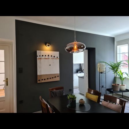 Bild enthält, Indoors, Interior Design, Dining Room, Dining Table, Furniture, Table, Chair, Wood Panels, Kitchen, Living Room