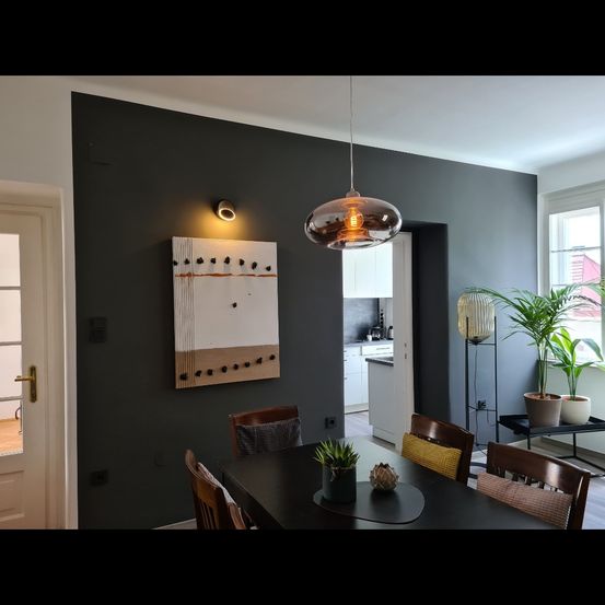 Bild enthält, Indoors, Interior Design, Dining Room, Dining Table, Furniture, Table, Chair, Wood Panels, Kitchen, Living Room