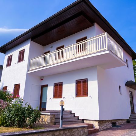 Bild enthält, Handrail, Architecture, Building, House, Housing, Villa, Path, Walkway, Railing, Portico