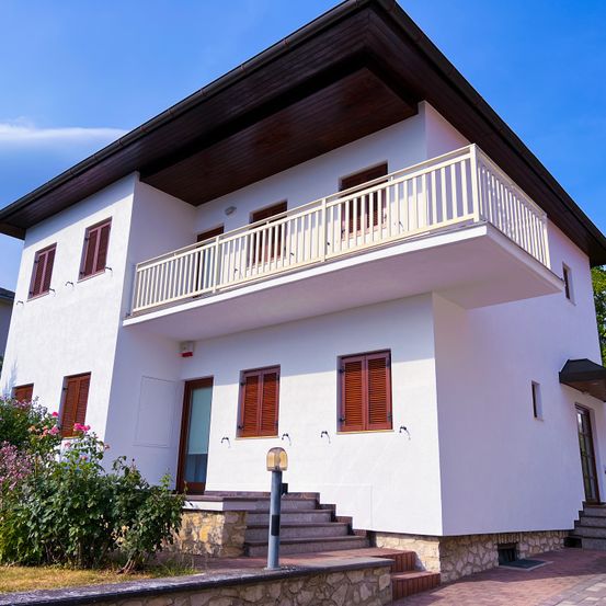 Bild enthält, Handrail, Architecture, Building, House, Housing, Villa, Path, Walkway, Railing, Portico
