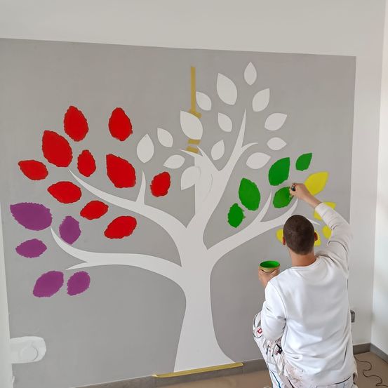 Bild enthält, Indoors, Interior Design, Person, Art, Architecture, Building, Wall, Paint Container