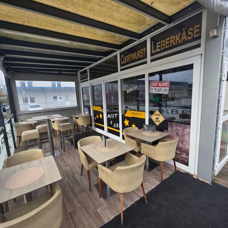 Bild enthält, Cafeteria, Indoors, Restaurant, Cafe, Building, Chair, Furniture, Lounge, Interior Design, Rug