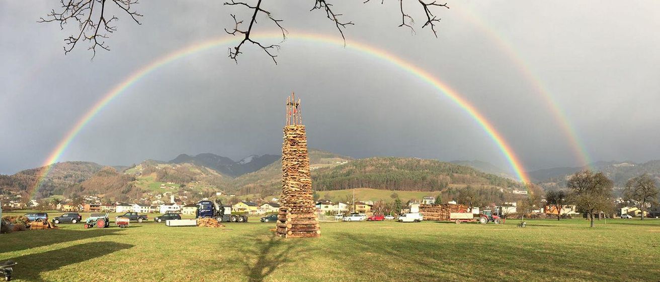 Bild enthält, Grass, Nature, Outdoors, Park, Sky, Landscape, Scenery, Rainbow, City, Lawn