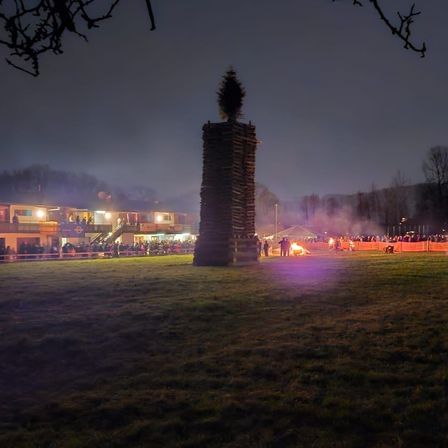 Bild enthält, Grass, Nature, Outdoors, Park, City, Scenery, Urban, Person, Graveyard, Fire