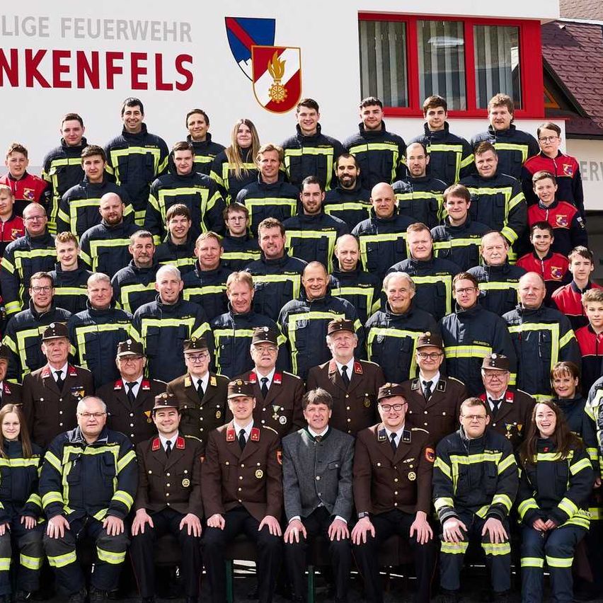 Bild enthält, People, Person, Fire Station, Fire Truck, Transportation, Truck, Vehicle, Coat, Wheel