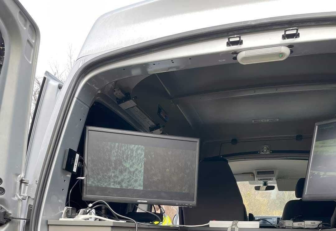 Bild enthält, Computer Hardware, Electronics, Hardware, Monitor, Screen, Car, Vehicle, Cushion, Home Decor, TV