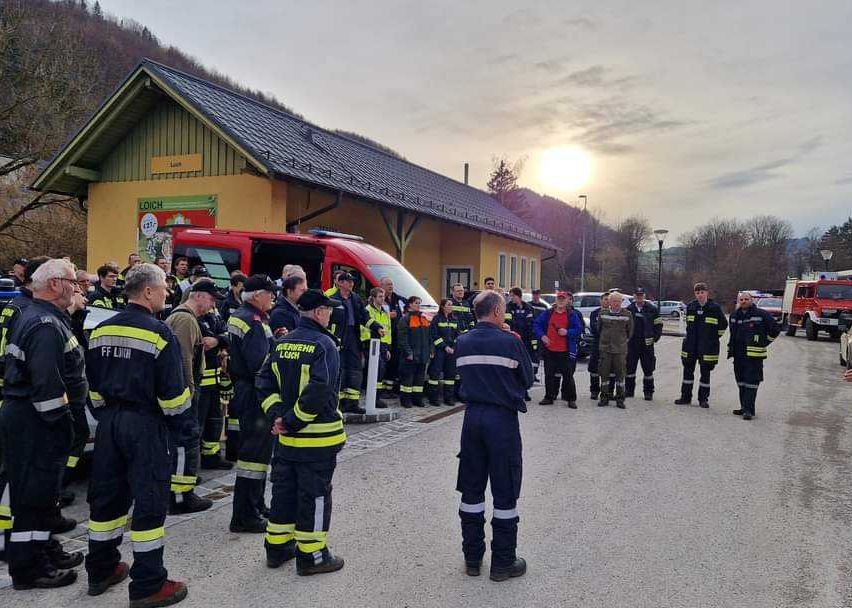 Bild enthält, Person, Adult, Male, Man, Wheel, Car, Vehicle