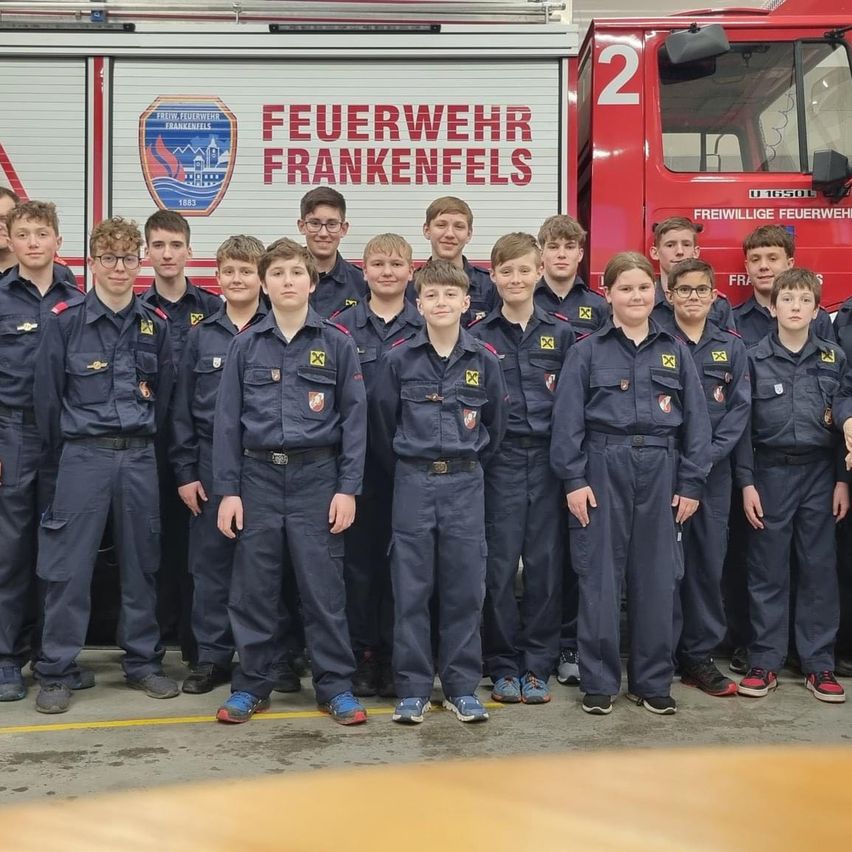 Bild enthält, Adult, Male, Man, Person, Groupshot, Glasses, Shoe, Coat, Jacket, Police Officer