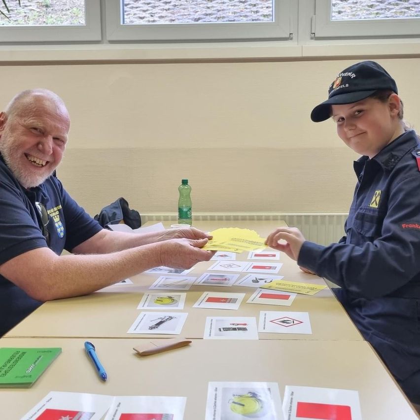 Bild enthält, Officer, Person, Police Officer, Adult, Male, Man, Boy, Child, Pen