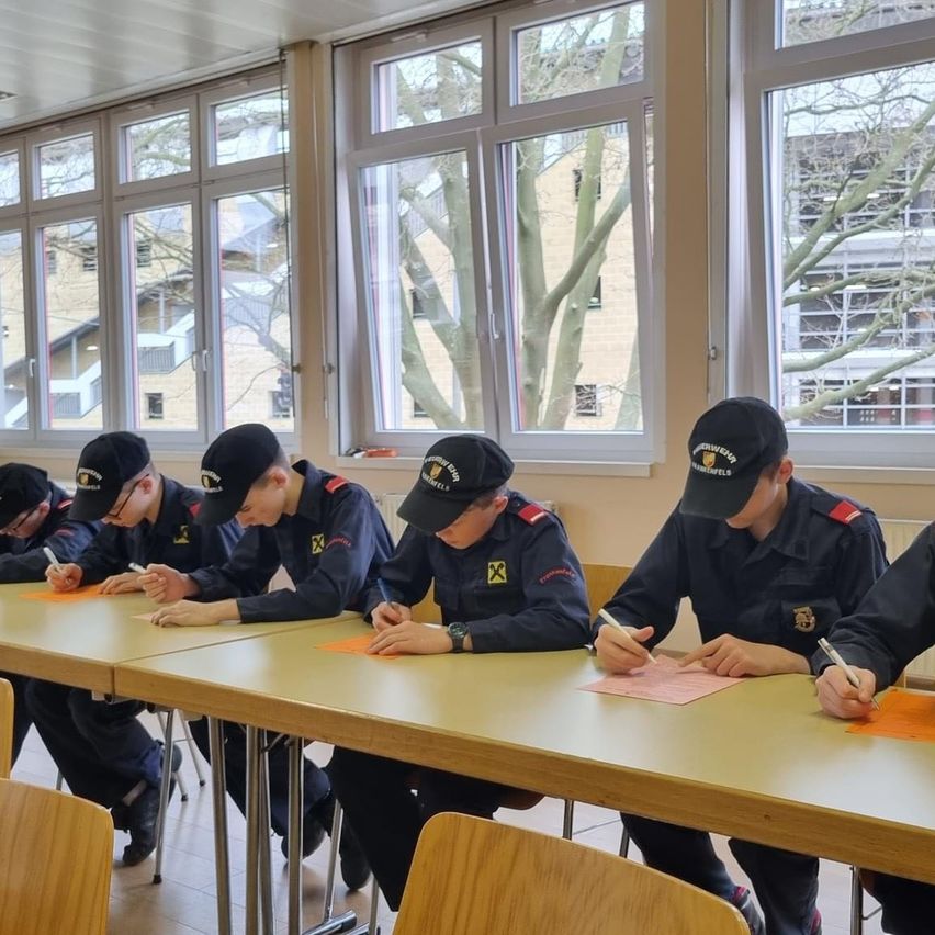 Bild enthält, Person, Student, Speaker, Painting, Pen, Boy, Child, Male, Adult, Man