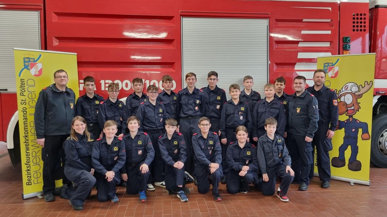 Bild enthält, Groupshot, Person, People, Adult, Male, Man, Glasses, Coat