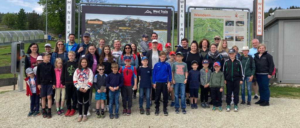 Bild enthält, Groupshot, Person, People, College, Jeans, Pants, Shorts, Outdoors