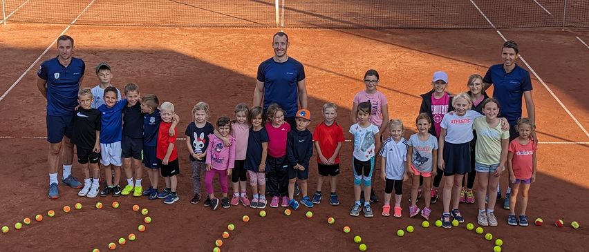 Bild enthält, Tennis, Tennis Ball, Person, Clothing, Footwear, Shoe, Hat, Tennis Racket, Shorts, Volleyball (Ball)