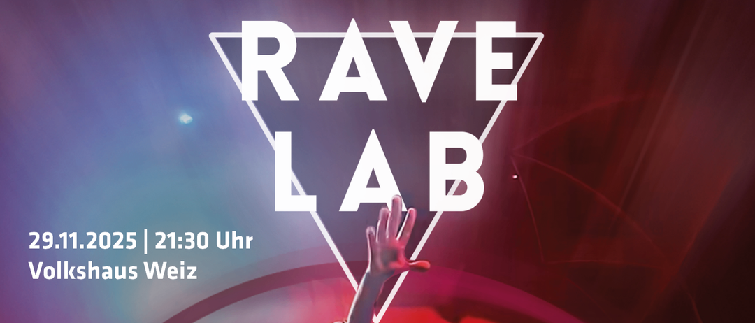 Eine Hand, die bei einer Rave Lab Veranstaltung in die Luft gehoben wird, mit der Zeit 0 Uhr angezeigt. Der Hintergrund ist eine lebhafte Mischung aus Lila und Blau.