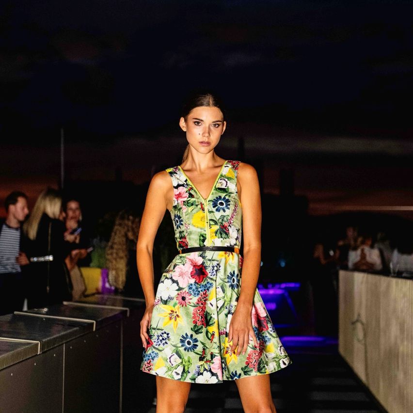 Bild enthält, Fashion, Adult, Female, Person, Woman, Clothing, Dress, Formal Wear, Evening Dress