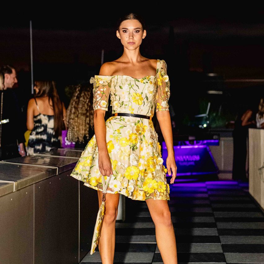 Bild enthält, Adult, Female, Person, Woman, Clothing, Dress, Fashion, Male, Man, Sleeve