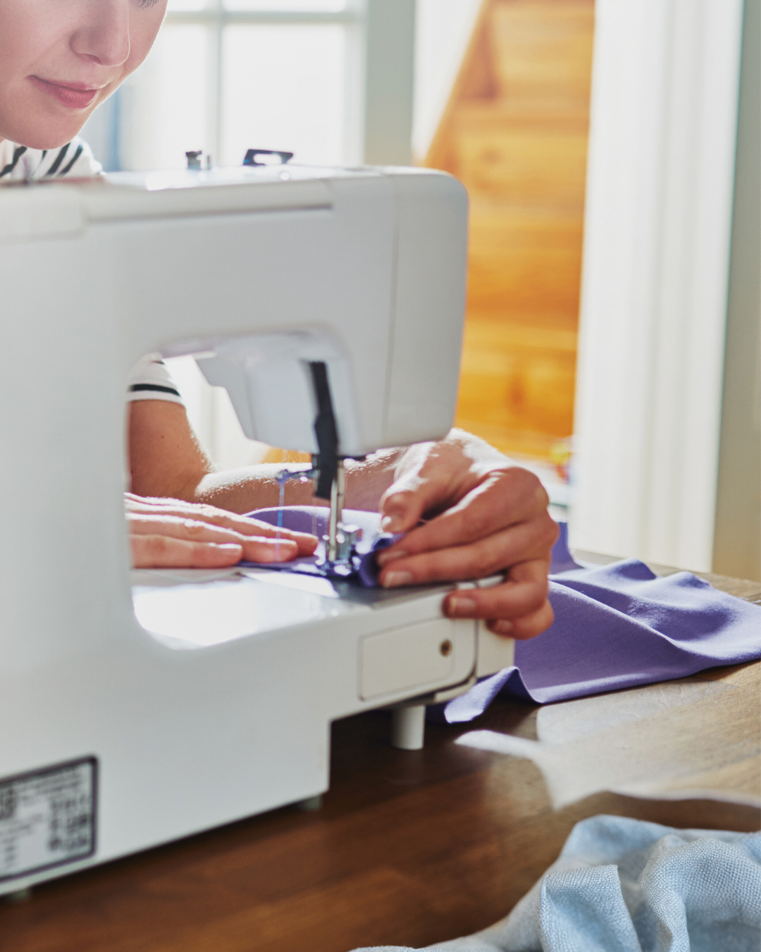 Bild enthält, Sewing, Face, Head, Person, Machine, Appliance, Device, Electrical Device, Sewing Machine