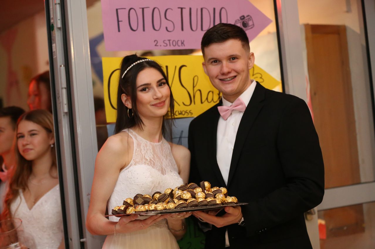 Bild enthält, Dress, Formal Wear, Fashion, Adult, Bride, Female, Person, Woman, Male, Man