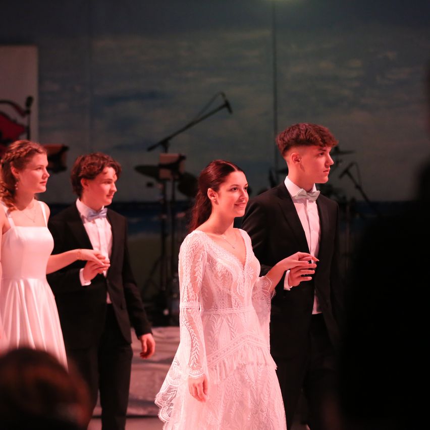 Bild enthält, Dress, Formal Wear, Evening Dress, Stage, Gown, Adult, Bride, Female, Person, Woman