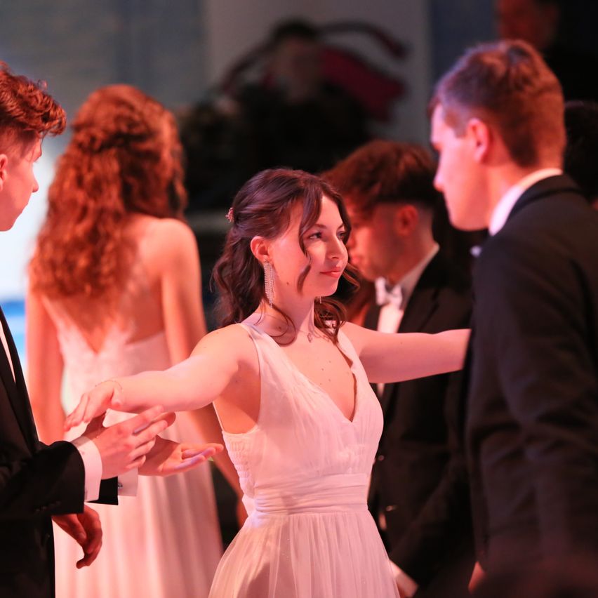 Bild enthält, Formal Wear, Dress, Suit, Adult, Female, Person, Woman, Bride, Male, Man