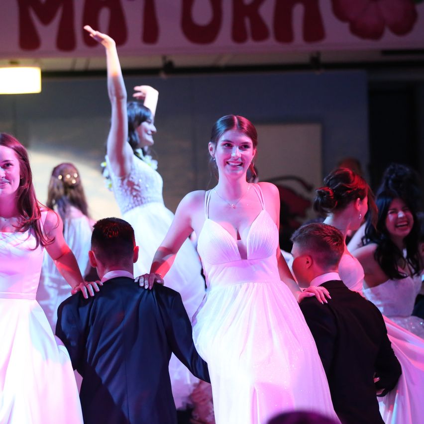 Bild enthält, Dress, Formal Wear, Gown, Dancing, Person, Adult, Bride, Female, Woman, Man