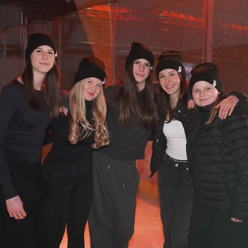 Bild enthält, Adult, Female, Person, Woman, People, Jeans, Face, Head, Ice Skating Dancing, Hat