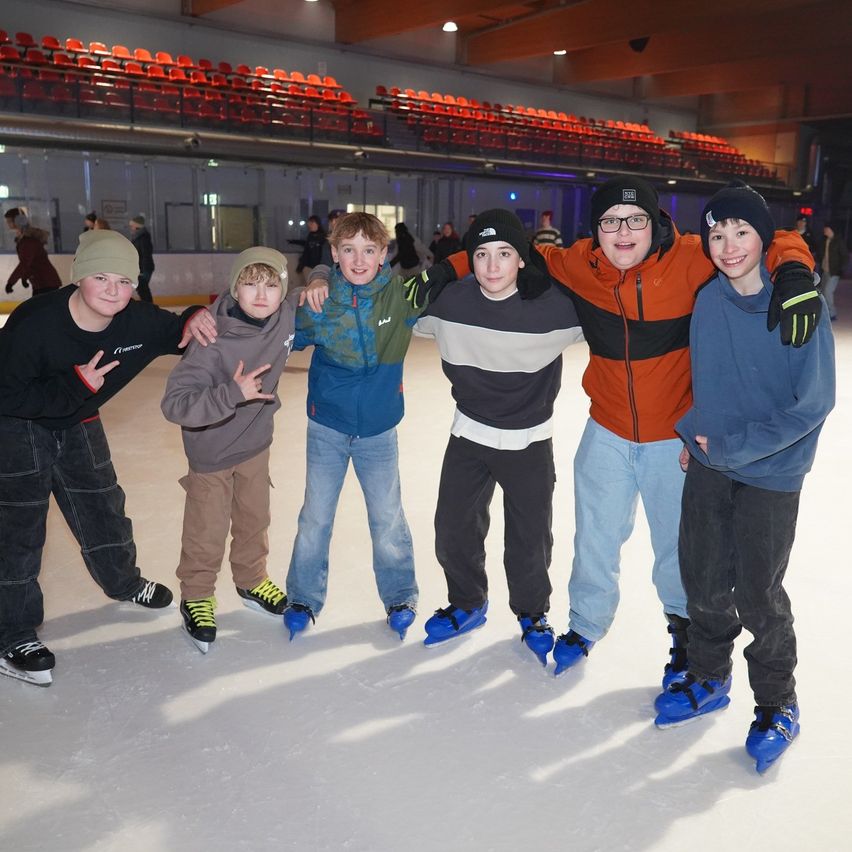 Bild enthält, Boy, Child, Male, Person, Ice Skating Dancing, Glove, Shoe, Jeans, People, Jacket
