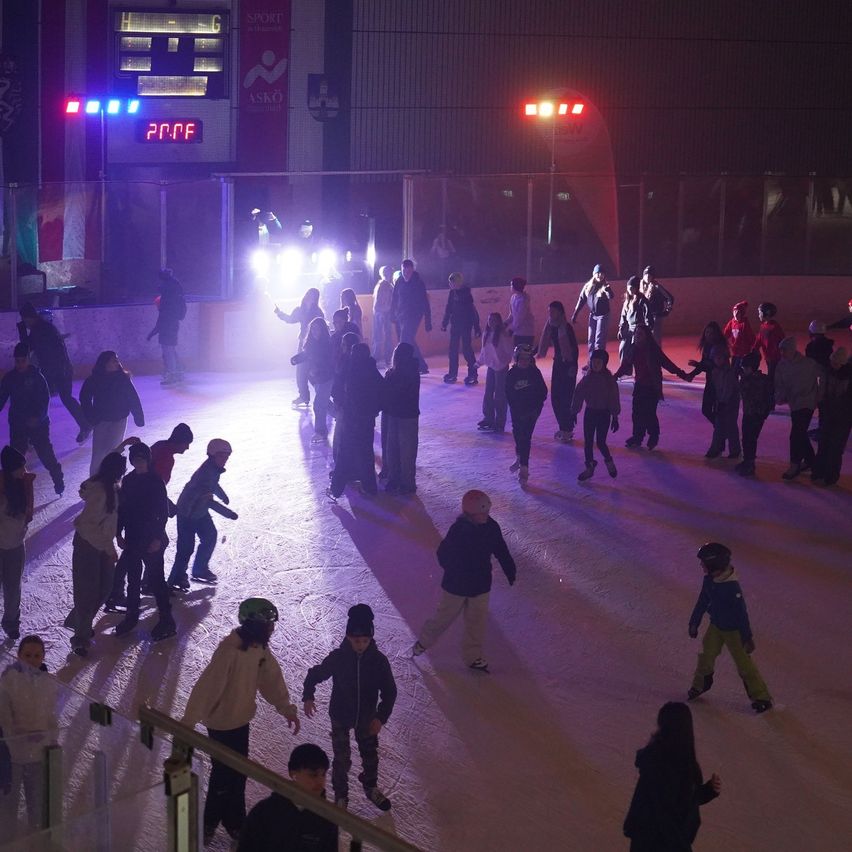 Bild enthält, Person, Skating, Sport, Rink, Ice Skating, Face, Head, Ice Skating Dancing, Performer