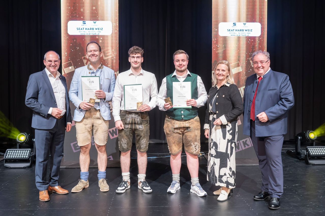 Bild enthält, Groupshot, Person, Adult, Female, Woman, Male, Man, Shoe, Shorts, Coat