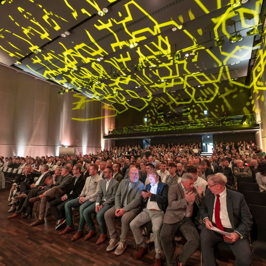 Bild enthält, People, Person, Crowd, Classroom, Indoors, School, Adult, Male, Man, Lecture