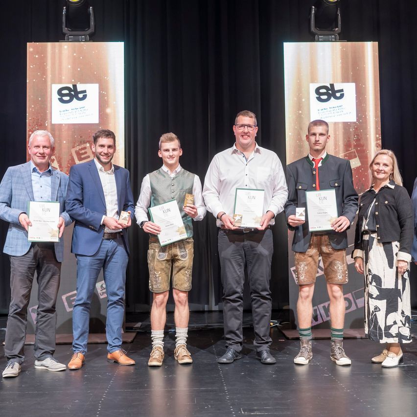 Bild enthält, Groupshot, Person, Adult, Female, Woman, Male, Man, Shoe, Coat, Shorts