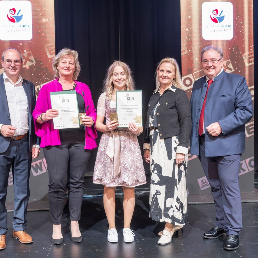 Bild enthält, Groupshot, Person, Adult, Female, Woman, Male, Man, Coat, Shoe, Face