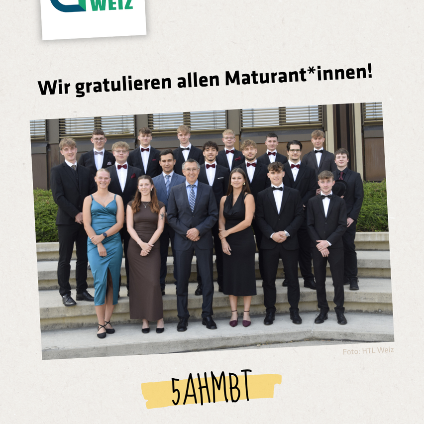 Poster zur Absolventenfeier mit Logo oben. Unter dem Logo steht der Text 'Wir gratulieren allen Maturand*innen!' Das Poster zeigt eine Gruppe von Schülern und Lehrern, die für ein Bild posieren. Der Name des Fotografen steht unten.