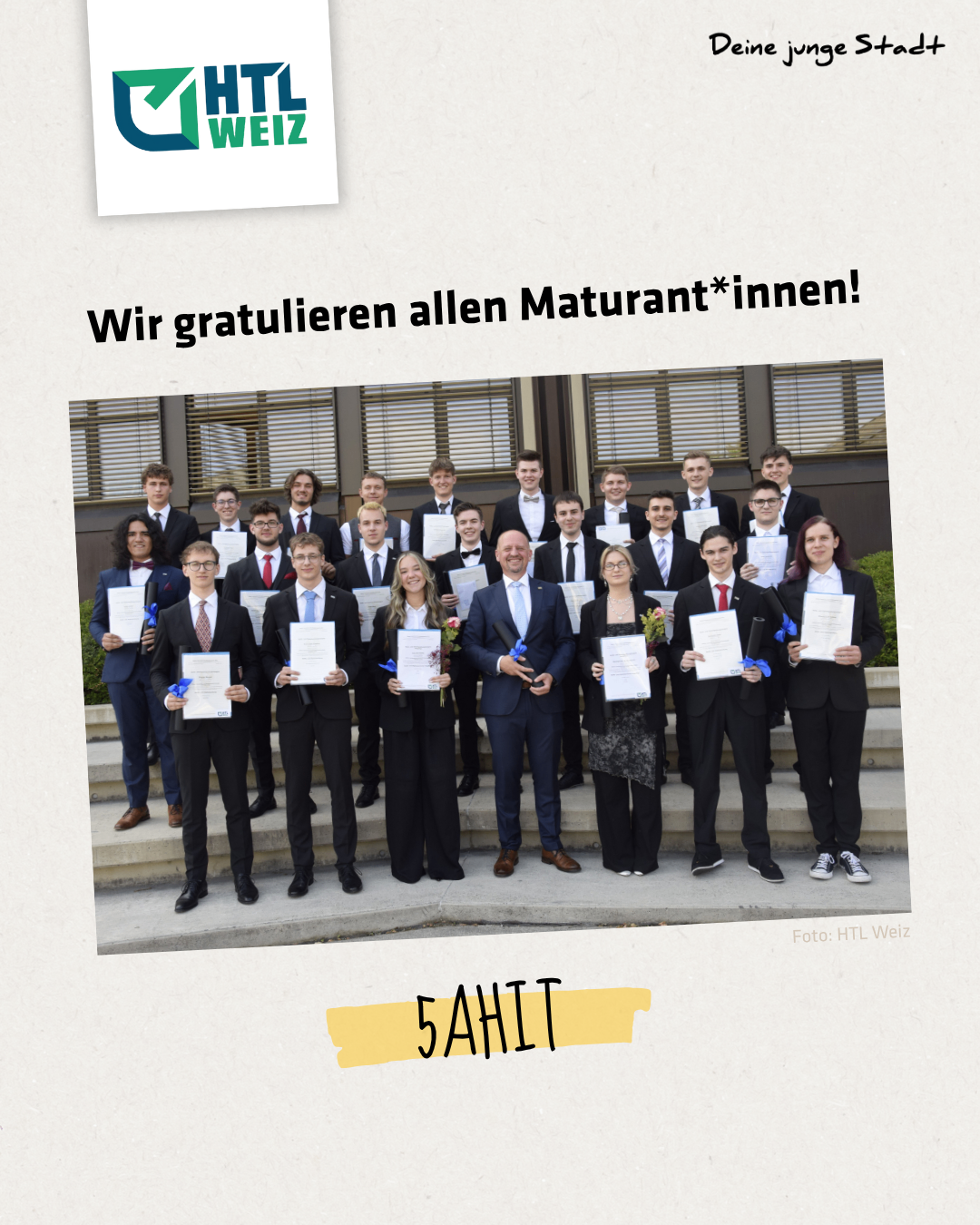 Eine Gruppe von Absolventen in Anzügen und Krawatten, die Urkunden halten, steht vor einem Gebäude auf Stufen. Der Text lautet 'Wir gratulieren allen Maturant*innen!'. Der Fotonachweis ist HTL Weiz.