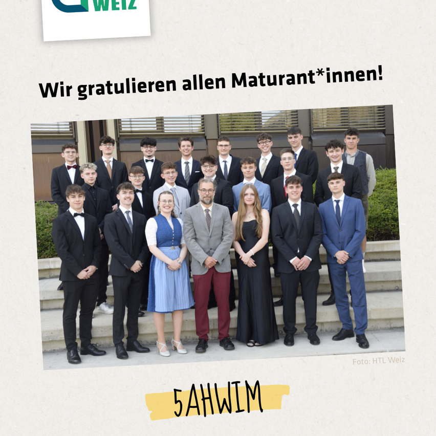 Gruppenfoto einer Schulabschlussklasse, stehend auf einer Treppe, in formeller Kleidung. Oben steht in deutscher Schrift 'Wir gratulieren allen Matura*innen!'. Unter dem Foto steht der Fotocredit 'Foto: HTL Weiz'. Unten ist ein gelber Banner mit '5AHWIM'.