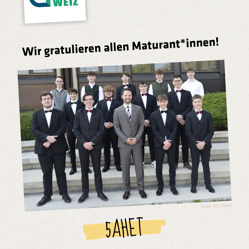 Eine Gruppenaufnahme von Schülern und einem Lehrer in Anzügen und Krawatten, die auf einer Treppe posieren. Das Bild enthält eine Glückwunschbotschaft auf Deutsch.