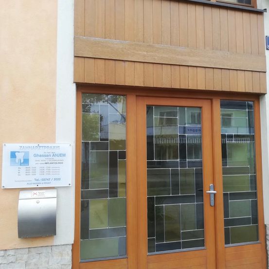 Bild enthält, Door, Architecture, Building, Housing, House