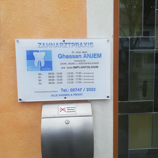 Bild enthält, Mailbox, Business Card, Paper, Text, Advertisement