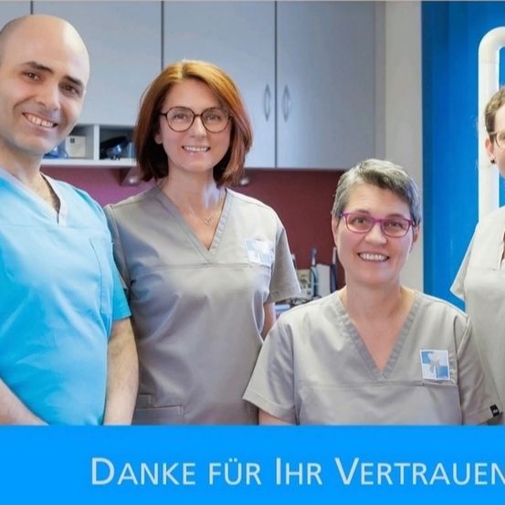 Bild enthält, Hospital, Adult, Female, Person, Woman, Male, Man, Clinic, Face, Glasses