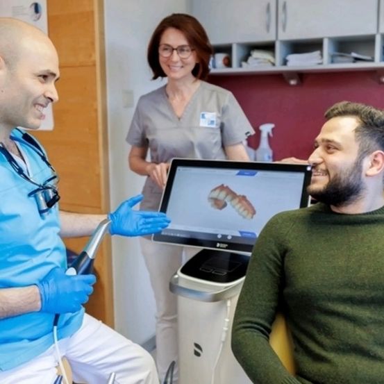 Bild enthält, Glove, Adult, Female, Person, Woman, Male, Man, Face, Head, Monitor